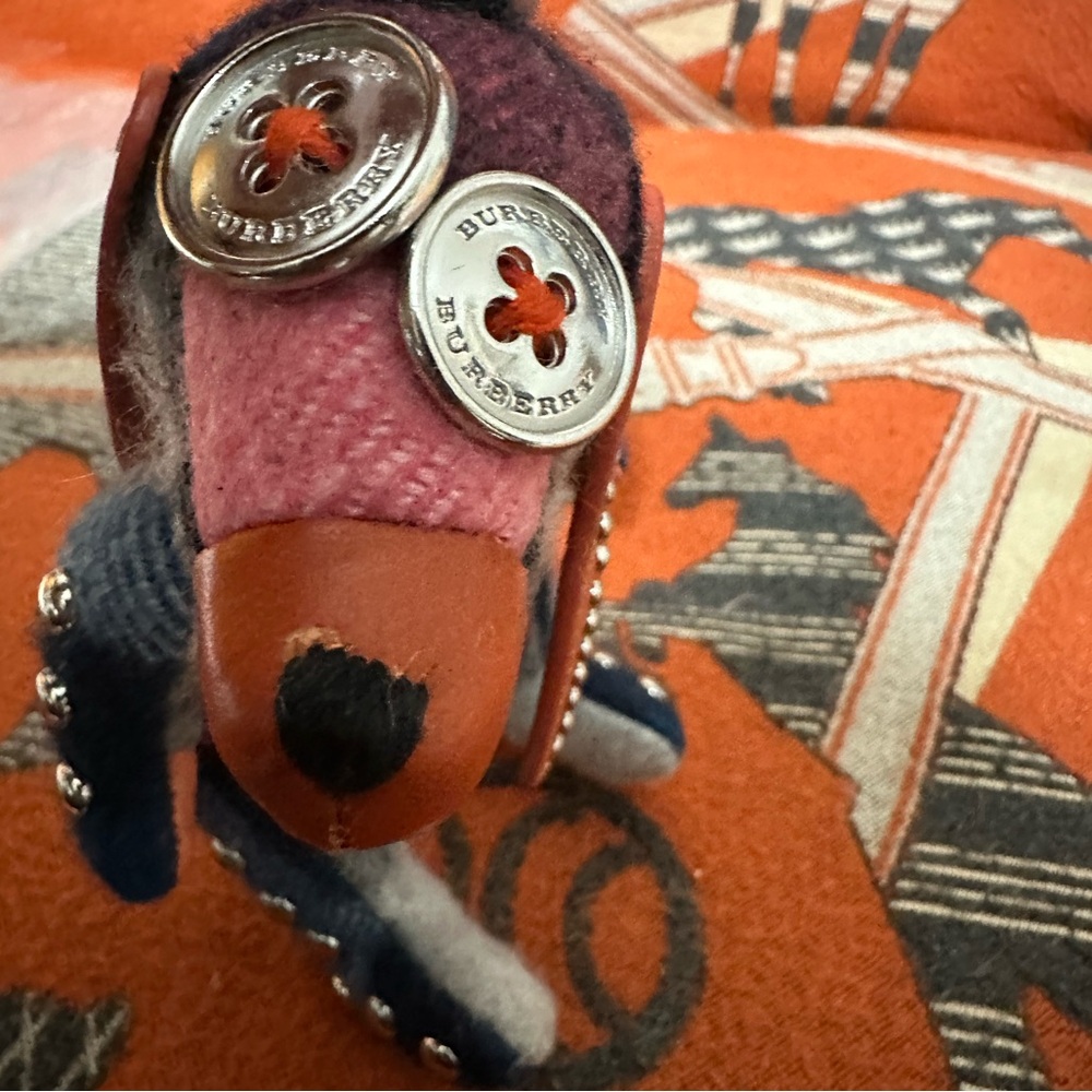 BURBERRY ❤️🌟 SANDRA THE BASSET HOUND BAG CHARM/KEYCHAIN⭐️ - Picture 7 of 8